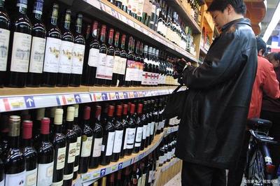 超市的進(jìn)口紅酒,才賣(mài)30元一瓶,到底能不能喝?看看行家怎么說(shuō)